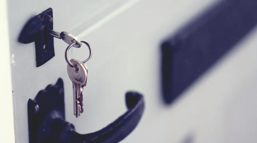 Llaves insertadas en una cerradura, representando servicios de Derecho Civil.