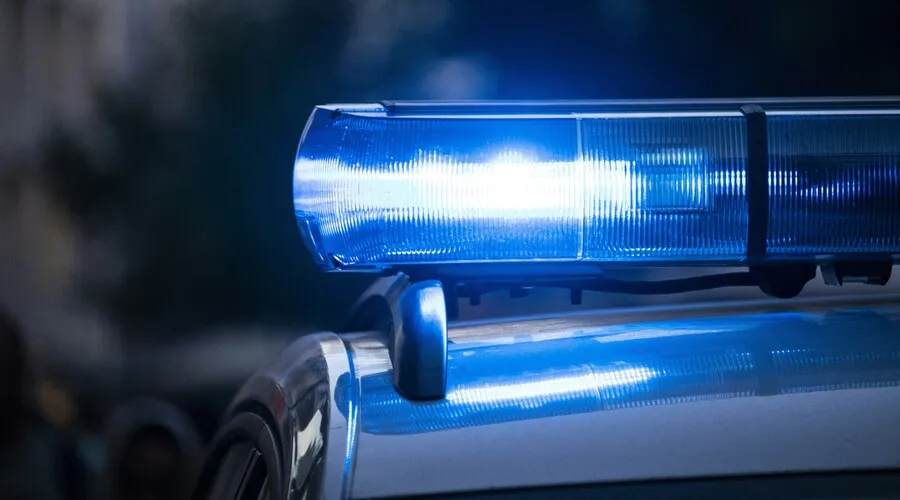 Luces de emergencia de un vehículo policial, representando servicios de Derecho Penal.